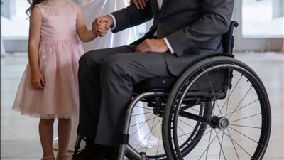 تُرك وحيدًا في حفل زفافه… فغيّر سؤال طفلة حياته إلى الأبد