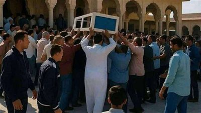 قصة الراجل خلاهم دخلوه المسجد وبيصلوا عليه وراح واقف قدام المصليين